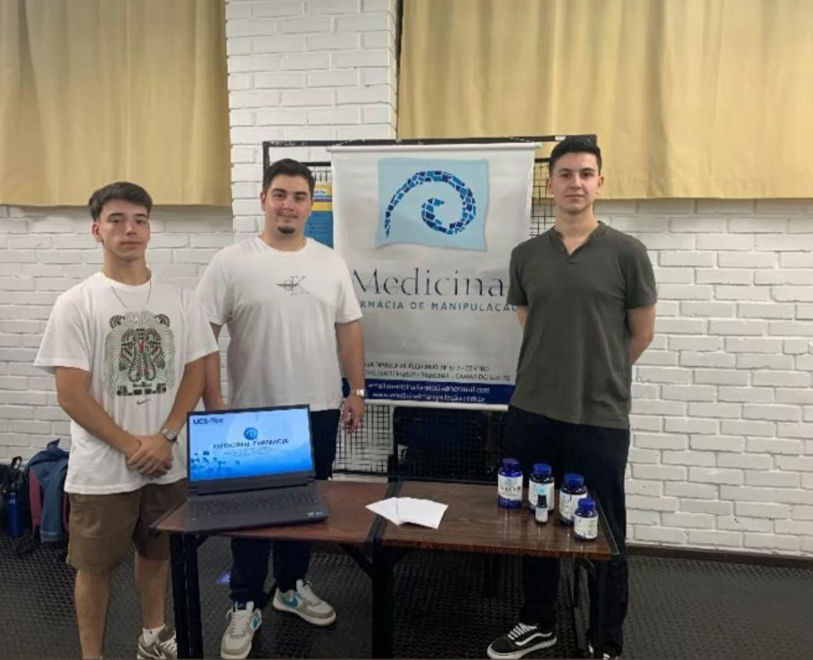 Segurando o diploma com orgulho